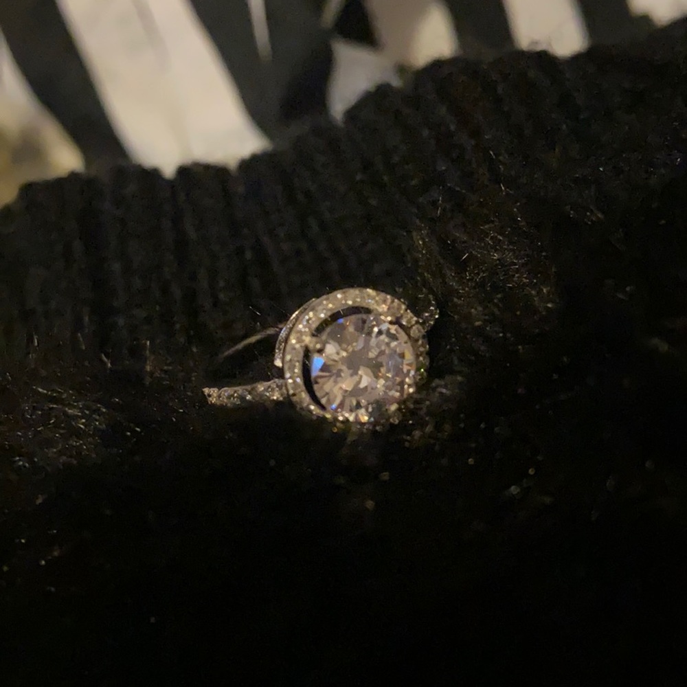 Size 8 ring NEW Silver ring with sparkly gemstone